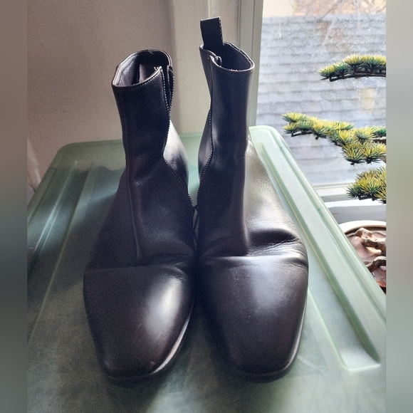Gorigio Armani men's 3 quarter boots.